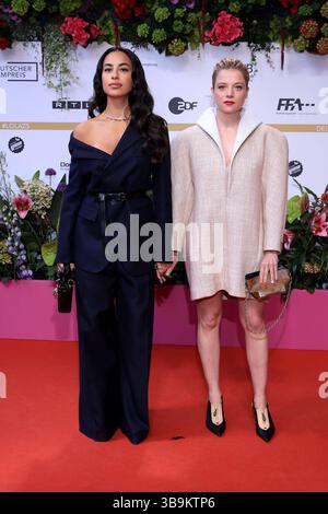 09.05.2025, Gizem Emre, Jella Haase, bei der 75. Verleihung Deutscher Filmpreis, 2025, a Berlino, Roter Teppich, Berlin Deutschland, Germania *** 09,05 2025, Gizem Emre, Jella Haase, alla 75a cerimonia di premiazione del cinema tedesco, 2025, a Berlino, Red Carpet, Berlino Germania, Germania Foto Stock