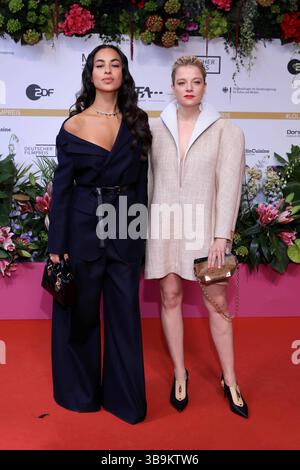 09.05.2025, Gizem Emre, Jella Haase, bei der 75. Verleihung Deutscher Filmpreis, 2025, a Berlino, Roter Teppich, Berlin Deutschland, Germania *** 09,05 2025, Gizem Emre, Jella Haase, alla 75a cerimonia di premiazione del cinema tedesco, 2025, a Berlino, Red Carpet, Berlino Germania, Germania Foto Stock