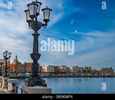 Lungomare storico a Bari, Puglia, Italia, vista diurna. Iconico lungomare con lampione, edifici, mare e skyline. Scena costiera urbana Foto Stock