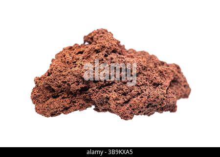 Scoria rossa ossidata (cenere) roccia ignea vulcanica su sfondo bianco (messa a fuoco selettiva), la collezione di minerali della Terra Foto Stock