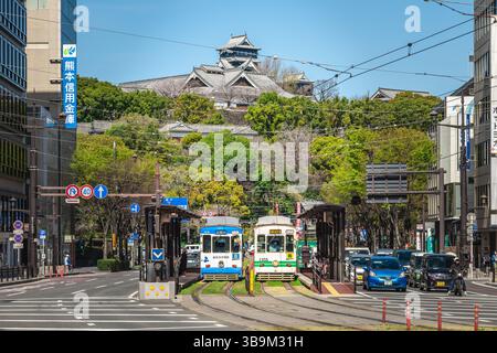 21 marzo 2023: tram della città di Kumamoto fermata di fronte al castello di Kumamoto a Kyushu, Giappone. Ci sono cinque righe nel conteggio ufficiale, ma con Foto Stock