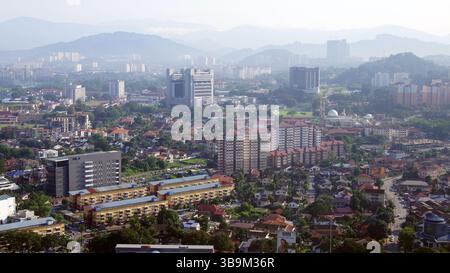 Kuala Lumpur, Malesia, 13 aprile 2015: Vista della città dalla camera dell'hotel al piano superiore Foto Stock