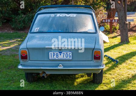 Vecchia, vintage, Toyota Corolla, 1970-74, in un campeggio, Australia Foto Stock