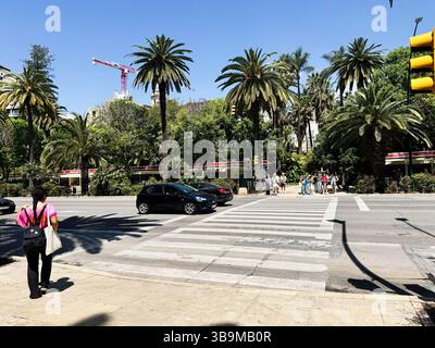 Malaga, Spagna - 2 maggio 2025: Scena urbana caratterizzata da un incrocio, traffico e vegetazione lussureggiante a Malaga, Spagna Foto Stock
