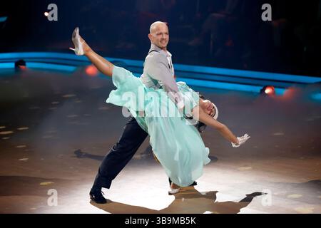 Profitänzerin Anastasia Maruster und Turnprofi Fabian Hambüchen bei der 18. Staffel der RTL-Tanzshow consente di ballare al coloneum. Köln, 09.05.2025 NRW Deutschland *** Danzatrice professionista Anastasia Maruster e ginnasta Fabian Hambüchen alla diciottesima stagione dello spettacolo di danza RTL Lets Dance al Coloneum di Colonia, 09 05 2025 NRW Germania Copyright: XChristophxHardtx Foto Stock