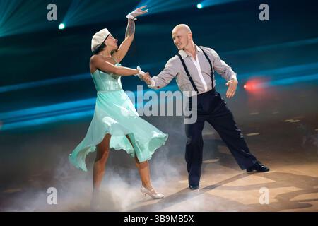 Profitänzerin Anastasia Maruster und Turnprofi Fabian Hambüchen bei der 18. Staffel der RTL-Tanzshow consente di ballare al coloneum. Köln, 09.05.2025 NRW Deutschland *** Danzatrice professionista Anastasia Maruster e ginnasta Fabian Hambüchen alla diciottesima stagione dello spettacolo di danza RTL Lets Dance al Coloneum di Colonia, 09 05 2025 NRW Germania Copyright: XChristophxHardtx Foto Stock