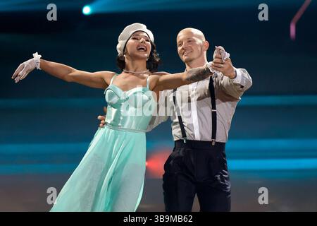 Profitänzerin Anastasia Maruster und Turnprofi Fabian Hambüchen bei der 18. Staffel der RTL-Tanzshow consente di ballare al coloneum. Köln, 09.05.2025 NRW Deutschland *** Danzatrice professionista Anastasia Maruster e ginnasta Fabian Hambüchen alla diciottesima stagione dello spettacolo di danza RTL Lets Dance al Coloneum di Colonia, 09 05 2025 NRW Germania Copyright: XChristophxHardtx Foto Stock