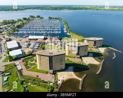 Veduta aerea di tre condomini in un lago di Almere, Paesi Bassi Foto Stock