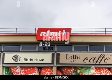 Liepaja, Lettonia - 12 giugno 2024: Cartello del centro commerciale Rimi Hypermarket. Rimi Baltic è un importante operatore al dettaglio negli stati baltici. Foto Stock