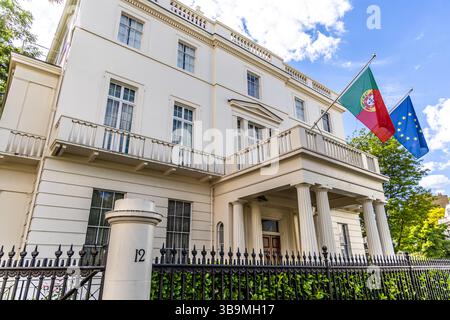 Londra, Regno Unito - 22 giugno 2024: Bandiere portoghesi e dell'Unione europea sull'ambasciata portoghese a Londra Belgrave Square. Foto Stock