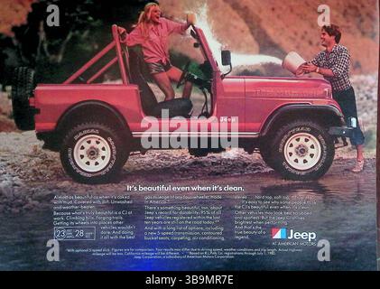 Questo annuncio Jeep CJ Renegade del 1982 celebra il suo fascino aspro e l'eredità fuoristrada, affermando che è "bello anche quando è pulito". Mette in risalto il consumo massimo di carburante, la durata e le caratteristiche divertenti, come l'avambraccio a 5 velocità, i sedili a benna e le parti superiori rimovibili. L'immagine di una coppia che si diverte all'aperto rafforza il suo fascino avventuroso e giovanile e lo status iconico di veicolo 4x4 capace. Foto Stock