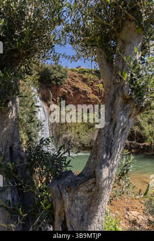 Una cascata nel cuore della natura, un bel fiume e una cascata in primavera. La cascata di Queda do Vigário nei pressi di alte, Algarve, Portogallo Foto Stock