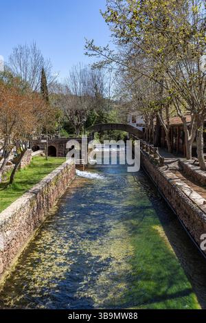 Una sorgente recintata, un sito storico che occasionalmente diventa una piscina. Vecchie mura della Praia Fluvial de alte, nell'Algarve, Portogallo Foto Stock