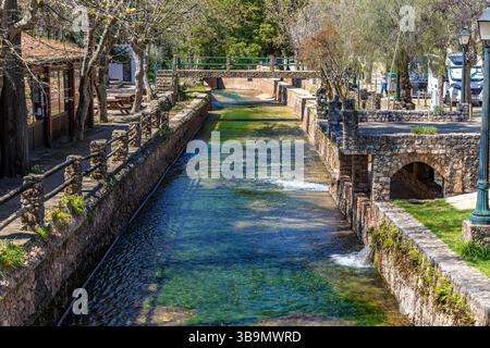 Una sorgente recintata, un sito storico che occasionalmente diventa una piscina. Vecchie mura della Praia Fluvial de alte, nell'Algarve, Portogallo Foto Stock