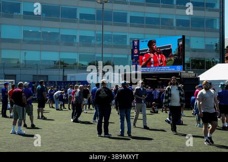 Ipswich, Regno Unito. 10 maggio 2025. I tifosi guardano Leyton Orient vs Stockport County a Portman Road prima della partita di Premier League Ipswich Town vs Brentford a Portman Road, Ipswich, Regno Unito, 10 maggio 2025 (foto di Izzy Poles/News Images) a Ipswich, Regno Unito il 5/10/2025. (Foto di Izzy Poles/News Images/Sipa USA) credito: SIPA USA/Alamy Live News Foto Stock