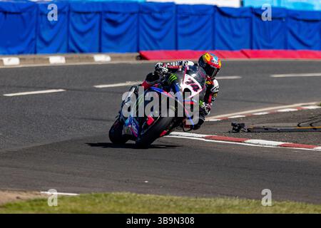 Portstewart, Regno Unito. 10 maggio 2025. Richard Cooper Yamaha (KMR Kawasaki) ha vinto gara 1 (Maxwell Freight Services SuperTwin) alla NorthWest200 2° è stato Adam McClean su una Yamaha (Flintwick Motercycling/SMV). Il 3° è stato Jeremy McWilliams a cavallo di una Aprilia (JMCC RACING) Credit: Bonzo/Alamy Live News Foto Stock