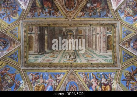Sala di Costantino (1517-1525), volta, decorata da Tommaso Laureti, concluse alla fine del 1585, allegoria del Trionfo della religione cristiana, Musei Foto Stock