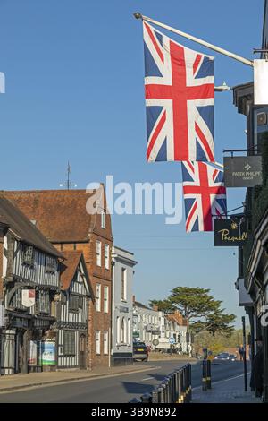 Case a graticcio, bandiere, Union Jacks, Stratford-upon-Avon, Warwickshire, Inghilterra, Gran Bretagna Foto Stock