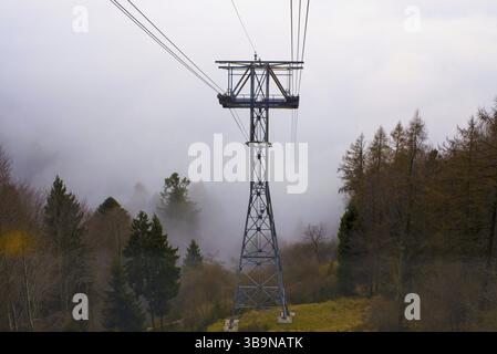 Funivia Torre nella nuvola e la Foresta d'autunno in una giornata di oggettistica in montagna a Locarno, Ticino, Svizzera, Europa Foto Stock