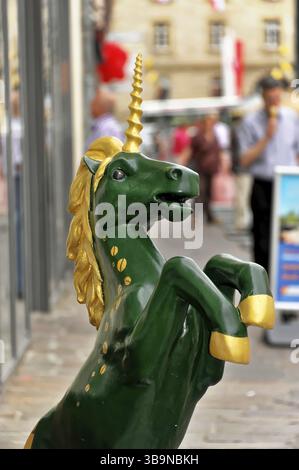 850 anni di Gmuend, Schwaebisch Gmuend, Baden-Wuerttemberg, scultura di unicorno verde vivente in una strada trafficata, 850 anni di Gmuend, Schwaebisch Gmuend Foto Stock