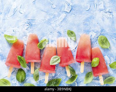Vista dall'alto dei cocomeri e dei cocomeri di basilico con spazio per copiare. Idea della ricetta dei papaveri Foto Stock
