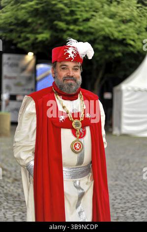 850 anni di Gmuend, Schwaebisch Gmuend, Baden-Wuerttemberg, uomo in abito rosso e bianco con splendido cappello e gioielli, 850 anni di Gmuend, Schwaebis Foto Stock