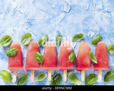 Vista dall'alto dei cocomeri e dei cocomeri di basilico con spazio per copiare. Idea della ricetta dei papaveri Foto Stock