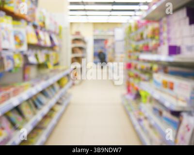 Corridoio del supermercato abstract sfocato con scaffali colorati per la casa come sfondo Foto Stock
