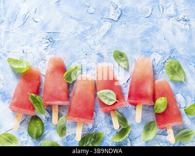 Vista dall'alto dei cocomeri e dei cocomeri di basilico con spazio per copiare. Idea della ricetta dei papaveri Foto Stock