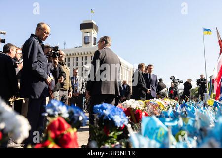Kiev, Ucraina. 10 maggio 2025. Da sinistra a destra: Il Cancelliere Federale tedesco Friedrich Merz, il primo Ministro del Regno Unito Keir Starmer, il primo Ministro della Polonia Donald Tusk e il Presidente della Francia Emmanuel Macron durante una commemorazione ai difensori ucraini caduti in Piazza indipendenza a Kiev, Ucraina, sabato 10 maggio 2025. I leader europei sono arrivati nella capitale per partecipare alla Coalizione della riunione di volontà. Foto tramite Ufficio Stampa Presidenziale ucraino/UPI credito: UPI/Alamy Live News Foto Stock