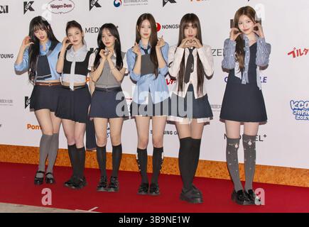 Chiba, Giappone. 10 maggio 2025. I membri del gruppo femminile sudcoreano izna posano per fotografi durante la cerimonia del tappeto rosso per 'KCON Japan 2025' a Chiba-Prefettura, Giappone, sabato 10 maggio 2025. Foto di Keizo Mori/UPI credito: UPI/Alamy Live News Foto Stock