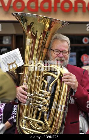 850 anni di Gmuend, Schwaebisch Gmuend, Baden-Wuerttemberg, uomo con una tuba dorata in un evento festivo, 850 anni di Gmuend, Schwaebisch Gmuend, Baden Foto Stock