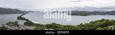 Amanohashidate è una barra di sabbia ricoperta di pini che si estende alla foce della baia di Miyazu nella panoramica regione costiera della prefettura di Kyoto settentrionale. Vista dal Foto Stock