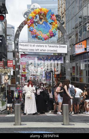 Ingresso di Takeshita Street con cartello sospeso a Tokyo, Shibuya, Giappone, Asia Foto Stock