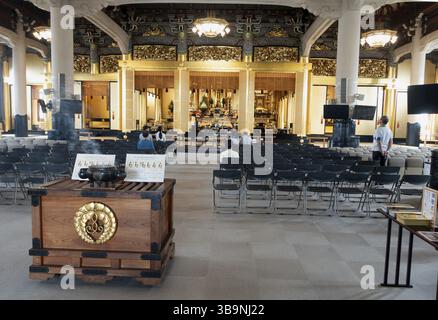 All'interno del Tsukiji Hongan-ji, tempio buddista a Tokyo, Giappone, Asia Foto Stock