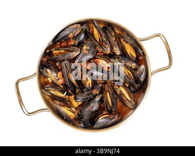 Deliziose cozze nere in salsa di pomodoro rosso isolate su bianco. Cozze nere mediterranee in teglia metallica su sfondo bianco trasparente Foto Stock