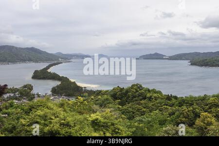 Amanohashidate è una barra di sabbia ricoperta di pini che si estende alla foce della baia di Miyazu nella panoramica regione costiera della prefettura di Kyoto settentrionale. Vista dal Foto Stock