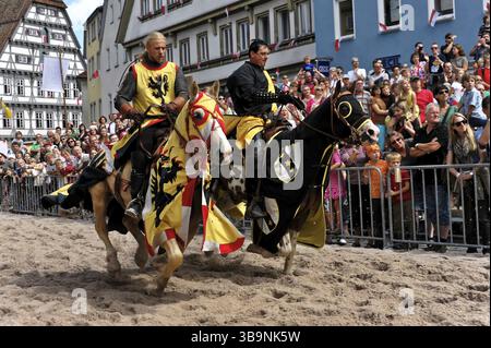 850 anni di Gmuend, Schwaebisch Gmuend, Baden-Wuerttemberg, due cavalieri in un'armatura lucente in una competizione, 850 anni di Gmuend, Schwaebisch Gmai¿½ Foto Stock