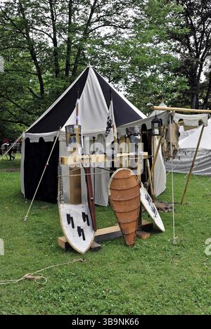 850 anni di Gmuend, Schwaebisch Gmuend, Baden-Wuerttemberg, campo medievale con scudi e tende in un parco, 850 anni di Gmuend, Schwaebisch Gmuend, Foto Stock