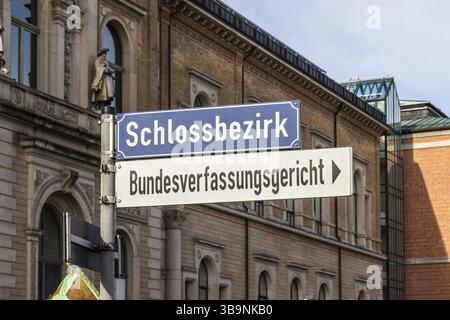 Karlsruhe è la seconda città più grande dello stato federale tedesco del Baden-Wuerttemberg, che la rende la ventunesima città più grande della Germania e situata sulla piattaforma Foto Stock