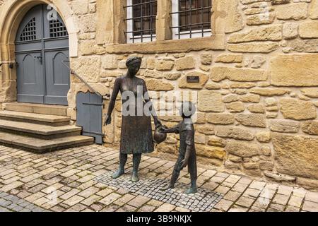 Vicino all'auto, al centro aereo e ferroviario di Stoccarda e alla portata della Foresta Nera settentrionale, c'è la città che unisce tradizione e modernità Foto Stock