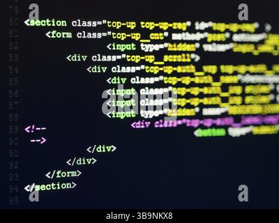 Codice computer HTML. Sviluppo di software. Codice sorgente software. Scrittura del codice di programmazione sul computer portatile Foto Stock