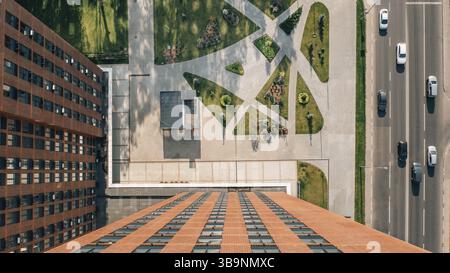 Vista dall'alto dei droni degli splendidi e moderni appartamenti nell'area residenziale della città. Vista aerea dall'alto verso il basso su moderni appartamenti a più piani con uno splendido panorama Foto Stock