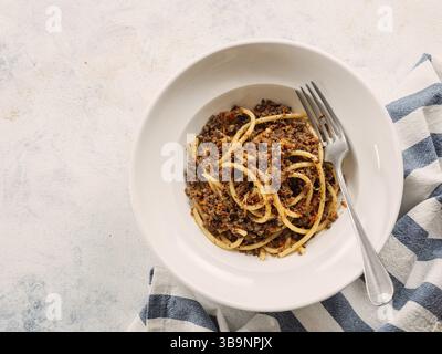 Spaghetti alla bolognese con carne macinata o Makarony po Flotski o pasta in stile Navy russa. Vista dall'alto. Spaghetti Navy in piatto, spazio copia Foto Stock