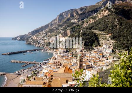 Una vista aerea mozzafiato della città di Amalfi che si estende lungo le scogliere e il mare. Questa immagine rappresenta il fascino mediterraneo, la vita costiera e la grafica ideale per i marchi di viaggi, immobili o di lusso Foto Stock