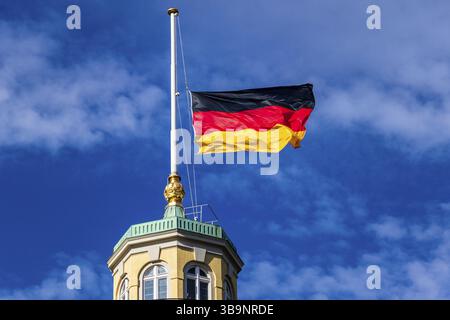 Karlsruhe è la seconda città più grande dello stato federale tedesco del Baden-Wuerttemberg, che la rende la ventunesima città più grande della Germania e situata sulla piattaforma Foto Stock