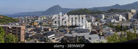 Beppu è uno dei più famosi resort termali del Giappone, che produce più acqua termale calda di qualsiasi altro resort del paese. Beppu offre un matto Foto Stock