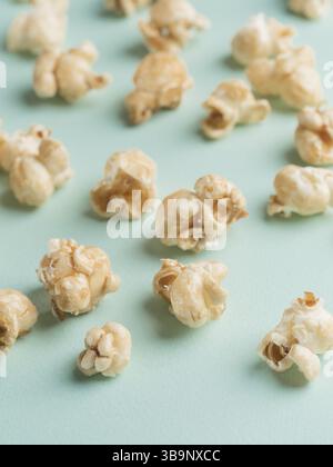 Popcorn su sfondo blu. Sfondo filmato con spazio di copia. Verticale. Messa a fuoco selettiva Foto Stock
