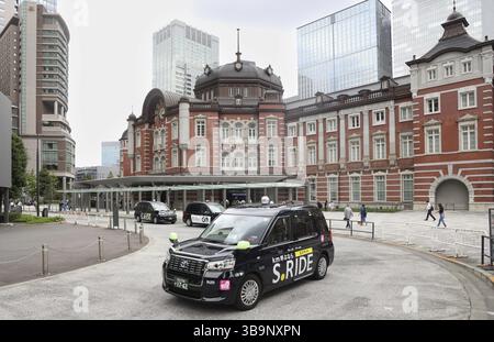 Posteggio dei taxi di fronte all'ingresso sud della stazione di Tokyo nel quartiere finanziario di Marunouchi, Tokyo, Giappone, Asia Foto Stock