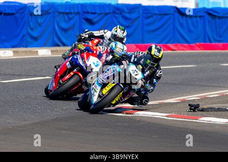 Portstewart, Regno Unito. 10 maggio 2025. 47 Richard Cooper Yamaha (KMR Kawasaki) ha vinto gara 3 (Tides Restaurant Supersport) alla NorthWest200 2° è stato Dean Harrison su una Honda (Honda Racing UK). 3° era Michael Dunlop al volante di una Ducati (MD Racing) Credit: Bonzo/Alamy Live News Foto Stock